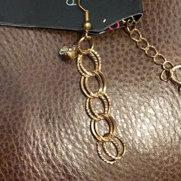 NWT, BIB NECKLACE AND EARRINGS SET. CRYSTALS ON BIB AND EARRINGS.LIGHTWEIGHT - Picture 4 of 8